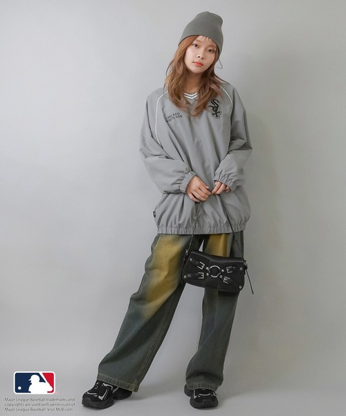 MLB（メジャーリーグベースボール）の「【MLB/メジャーリーグベースボール】ナイロンVネックプルオーバートップス（スウェット・レディース・オフホワイト/グレー/ブラック/ブラウン/ネイビー・ONESIZE）」の15枚目の写真