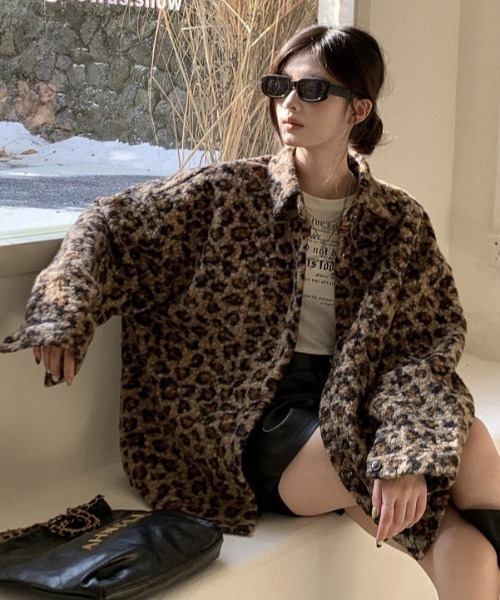 DIAVEL（ディアベル）の「選べるヒョウ柄orゼブラ柄　シャツ風ボアジャケット（その他アウター・レディース・モカ/ホワイト/ブラウン/グレー・M）」の4枚目の写真