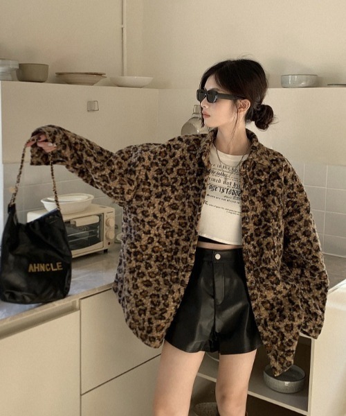 DIAVEL（ディアベル）の「選べるヒョウ柄orゼブラ柄　シャツ風ボアジャケット（その他アウター・レディース・モカ/ホワイト/ブラウン/グレー・M）」の7枚目の写真