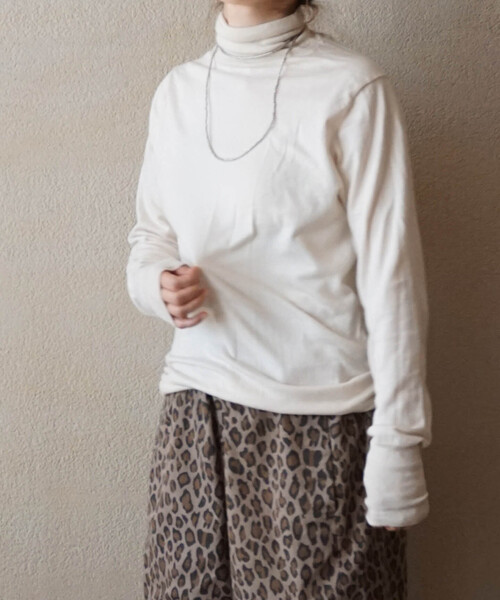 JOURNAL STANDARD LUXE(ジャーナルスタンダード ラックス)の「C/Si/Caテンジク タートルネックプルオーバー(ニット/セーター・レディース・ホワイト/ブラック/レッド/ブルー・FREE)」の2枚目の写真