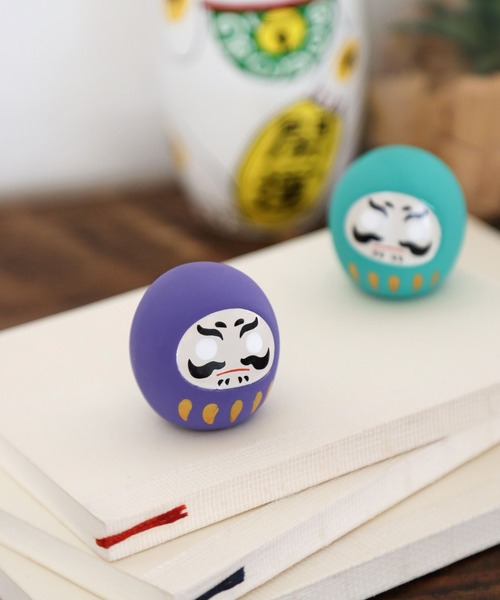 BAYFLOW(ベイフロー)の「ダルマみくじ【HAPPY HOLIDAYS 2025】(その他雑貨・レディース・パープル/レッド/イエロー/ピンク/グリーン・0)」の3枚目の写真