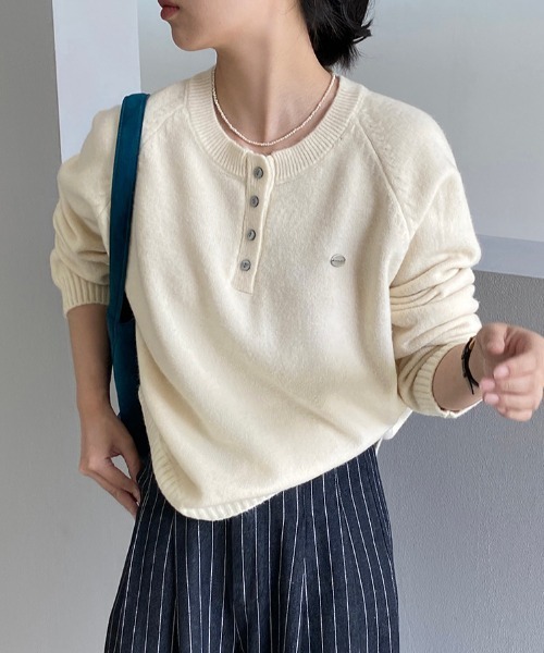 プレート付きヘンリーネックラグランニット（ニット/セーター）｜Alum'（アルム）