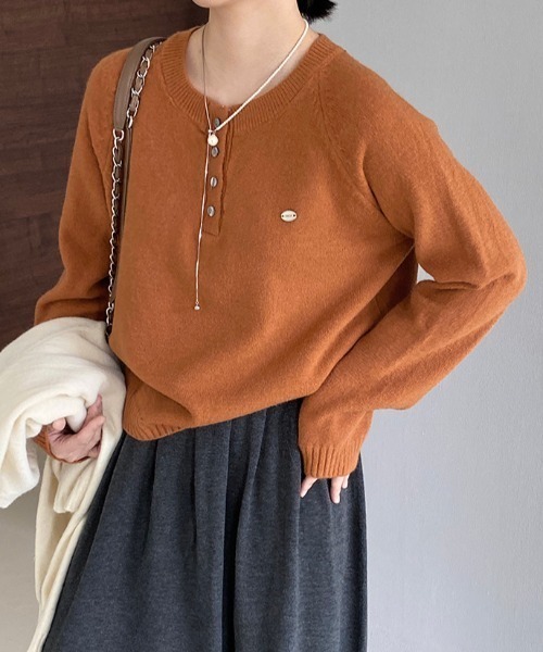 プレート付きヘンリーネックラグランニット（ニット/セーター）｜Alum'（アルム）