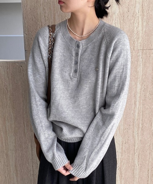 プレート付きヘンリーネックラグランニット（ニット/セーター）｜Alum'（アルム）