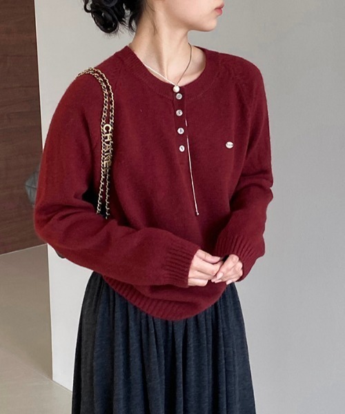 プレート付きヘンリーネックラグランニット（ニット/セーター）｜Alum'（アルム）