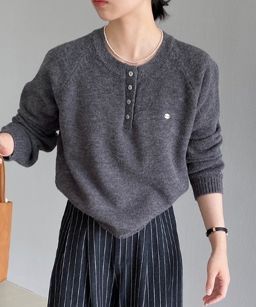 プレート付きヘンリーネックラグランニット（ニット/セーター）｜Alum'（アルム）