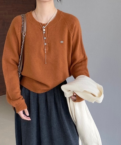 プレート付きヘンリーネックラグランニット（ニット/セーター）｜Alum'（アルム）