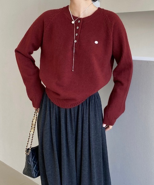 プレート付きヘンリーネックラグランニット（ニット/セーター）｜Alum'（アルム）