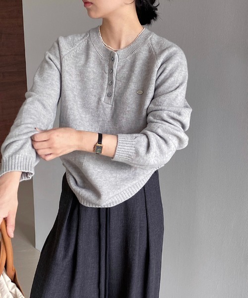 プレート付きヘンリーネックラグランニット（ニット/セーター）｜Alum'（アルム）