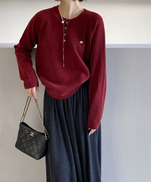 プレート付きヘンリーネックラグランニット（ニット/セーター）｜Alum'（アルム）