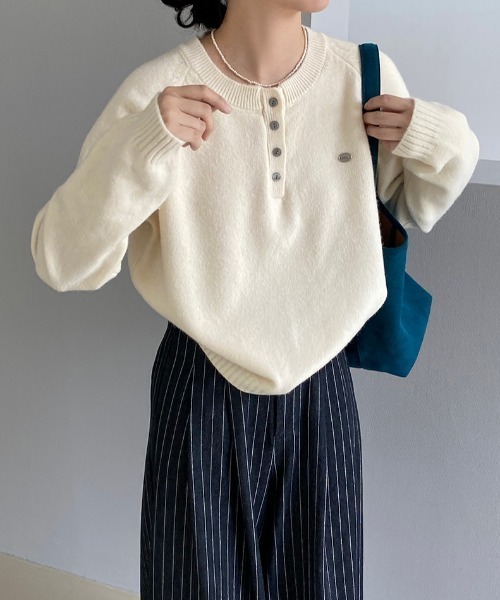 プレート付きヘンリーネックラグランニット（ニット/セーター）｜Alum'（アルム）