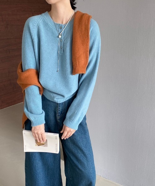 プレート付きヘンリーネックラグランニット（ニット/セーター）｜Alum'（アルム）