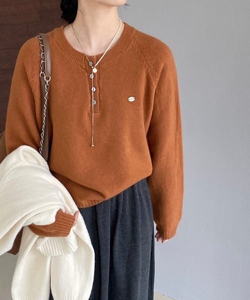 プレート付きヘンリーネックラグランニット（ニット/セーター）｜Alum'（アルム）