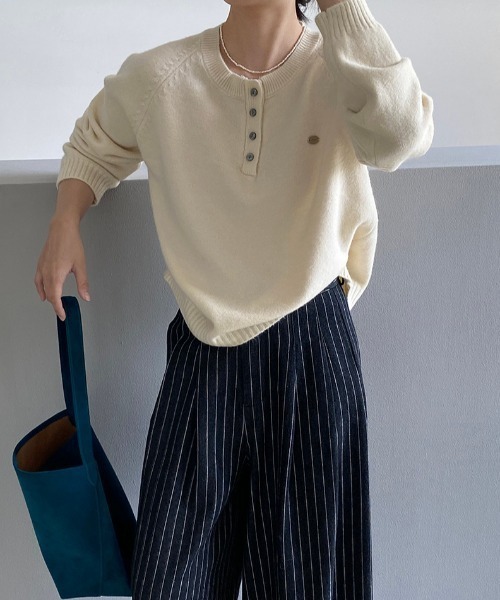 プレート付きヘンリーネックラグランニット（ニット/セーター）｜Alum'（アルム）