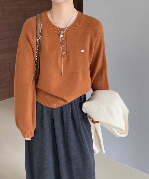 プレート付きヘンリーネックラグランニット（ニット/セーター）｜Alum'（アルム）