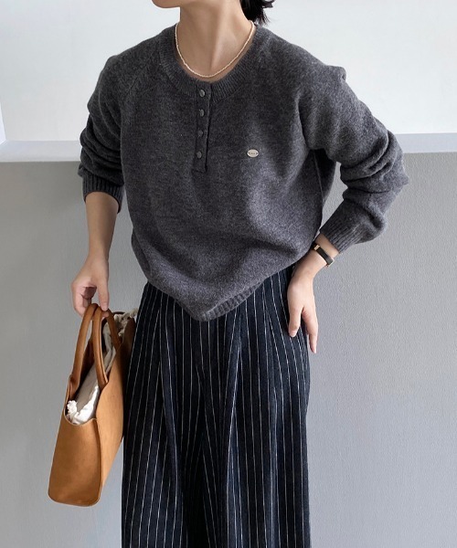 プレート付きヘンリーネックラグランニット（ニット/セーター）｜Alum'（アルム）