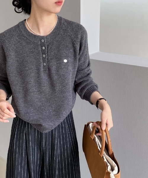 プレート付きヘンリーネックラグランニット（ニット/セーター）｜Alum'（アルム）