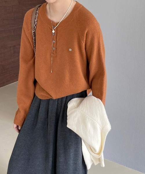 プレート付きヘンリーネックラグランニット（ニット/セーター）｜Alum'（アルム）