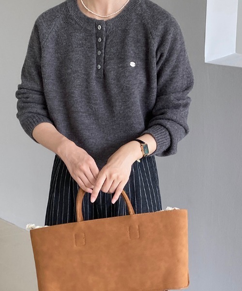 プレート付きヘンリーネックラグランニット（ニット/セーター）｜Alum'（アルム）