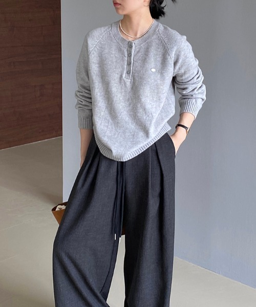 プレート付きヘンリーネックラグランニット（ニット/セーター）｜Alum'（アルム）