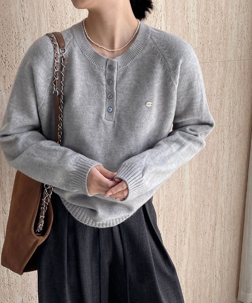 プレート付きヘンリーネックラグランニット（ニット/セーター）｜Alum'（アルム）