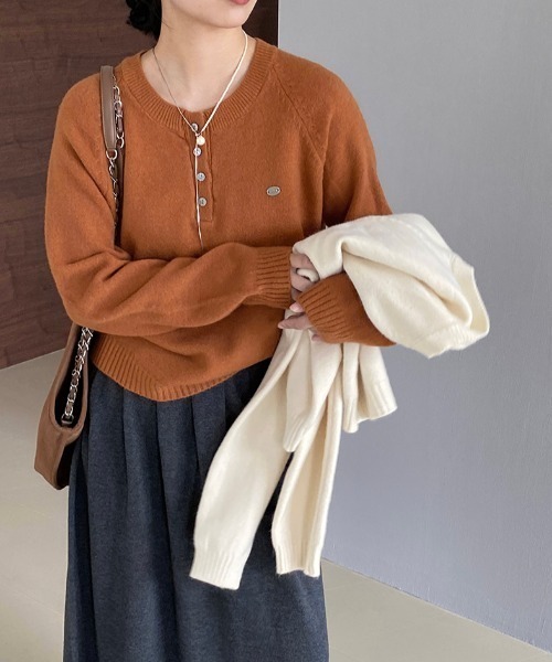 プレート付きヘンリーネックラグランニット（ニット/セーター）｜Alum'（アルム）