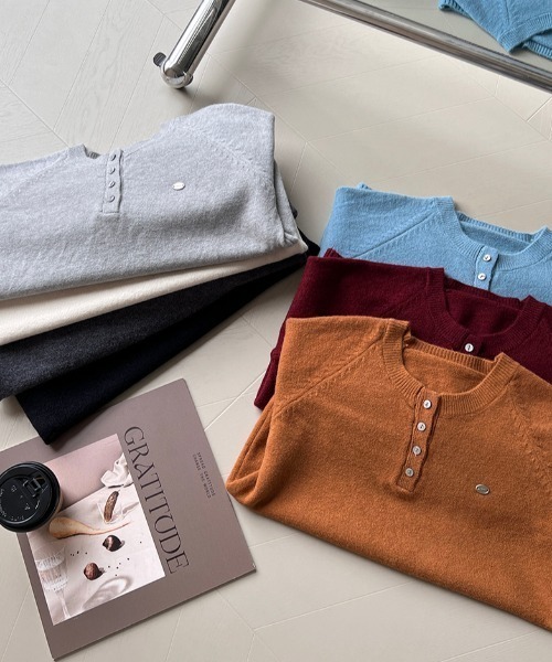 プレート付きヘンリーネックラグランニット（ニット/セーター）｜Alum'（アルム）