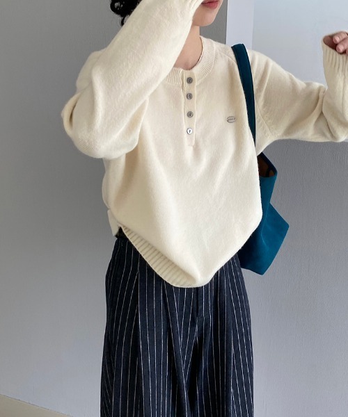 プレート付きヘンリーネックラグランニット（ニット/セーター）｜Alum'（アルム）