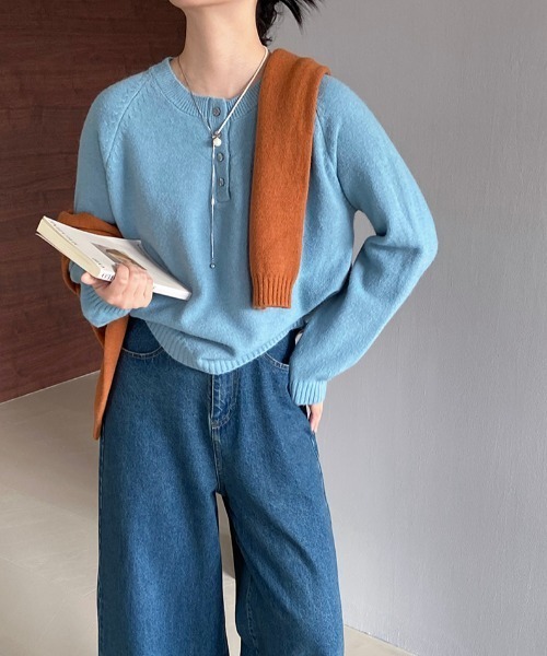 プレート付きヘンリーネックラグランニット（ニット/セーター）｜Alum'（アルム）