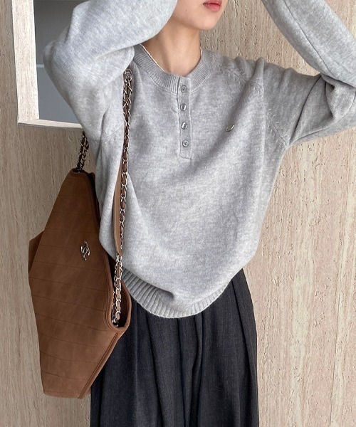 プレート付きヘンリーネックラグランニット（ニット/セーター）｜Alum'（アルム）