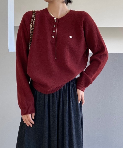 プレート付きヘンリーネックラグランニット（ニット/セーター）｜Alum'（アルム）