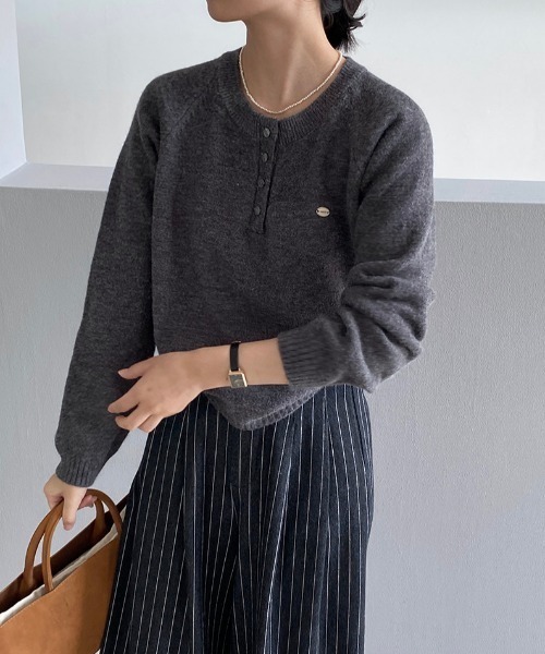 プレート付きヘンリーネックラグランニット（ニット/セーター）｜Alum'（アルム）