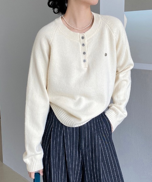 プレート付きヘンリーネックラグランニット（ニット/セーター）｜Alum'（アルム）