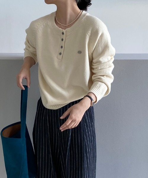 プレート付きヘンリーネックラグランニット（ニット/セーター）｜Alum'（アルム）