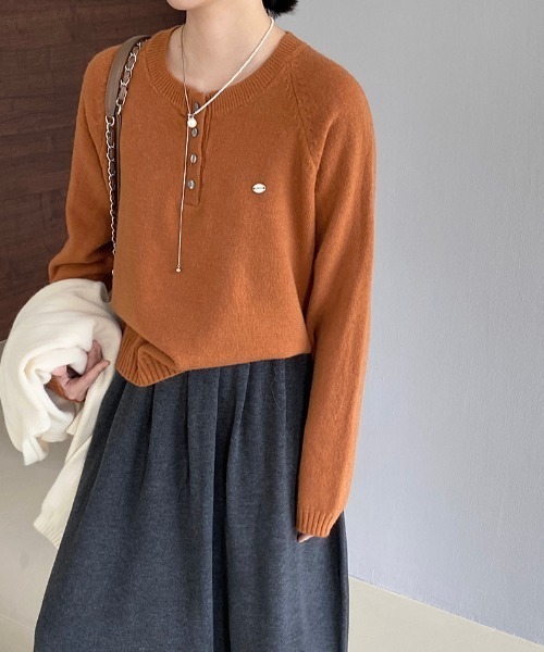 プレート付きヘンリーネックラグランニット（ニット/セーター）｜Alum'（アルム）