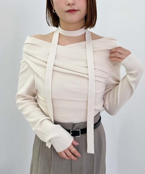 archives（アルシーヴ）の「チョーカータックドレープオフショルニット（ニット/セーター・レディース・ピンク/グレー/ブラック/アイボリー・MEDIUM）」の2枚目の写真