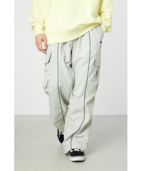 RODEO CROWNS WIDE BOWL（ロデオクラウンズワイドボウル）の「ナイロントラックパンツ（その他パンツ・メンズ・ライトグレー/ブラック・MEDIUM/LARGE）」の2枚目の写真