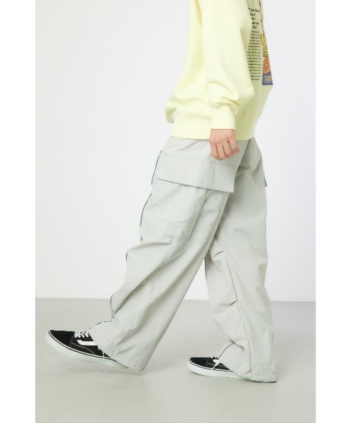 RODEO CROWNS WIDE BOWL（ロデオクラウンズワイドボウル）の「ナイロントラックパンツ（その他パンツ・メンズ・ライトグレー/ブラック・MEDIUM/LARGE）」の4枚目の写真