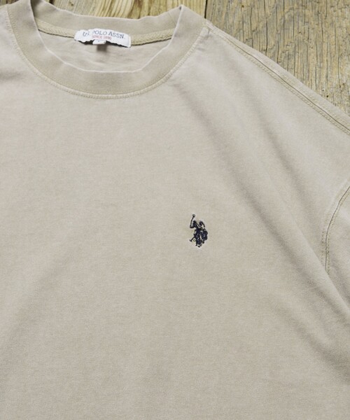 U.S. POLO ASSN.（ユーエスポロアッスン）の「U.S. POLO ASSN./ユーエスポロアッスン 別注 ワンポイント刺繍ロゴピグメントTシャツ(限定展開)(UNISEX)（Tシャツ/カットソー・メンズ・ブラック/グレー/ブラウン/ベージュ・SMALL/MEDIUM/LARGE）」の18枚目の写真