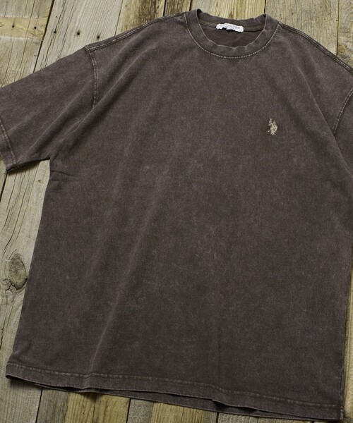 U.S. POLO ASSN.（ユーエスポロアッスン）の「U.S. POLO ASSN./ユーエスポロアッスン 別注 ワンポイント刺繍ロゴピグメントTシャツ(限定展開)(UNISEX)（Tシャツ/カットソー・メンズ・ブラック/グレー/ブラウン/ベージュ・SMALL/MEDIUM/LARGE）」の15枚目の写真
