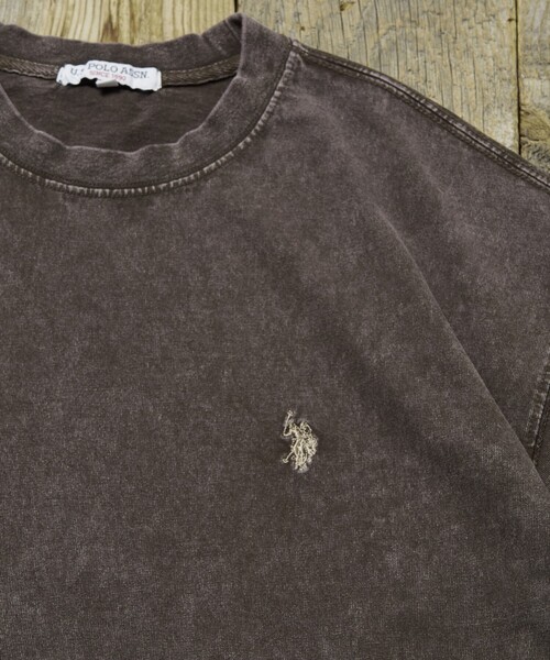 U.S. POLO ASSN.（ユーエスポロアッスン）の「U.S. POLO ASSN./ユーエスポロアッスン 別注 ワンポイント刺繍ロゴピグメントTシャツ(限定展開)(UNISEX)（Tシャツ/カットソー・メンズ・ブラック/グレー/ブラウン/ベージュ・SMALL/MEDIUM/LARGE）」の14枚目の写真