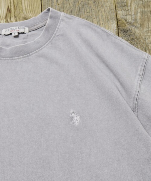 U.S. POLO ASSN.（ユーエスポロアッスン）の「U.S. POLO ASSN./ユーエスポロアッスン 別注 ワンポイント刺繍ロゴピグメントTシャツ(限定展開)(UNISEX)（Tシャツ/カットソー・メンズ・ブラック/グレー/ブラウン/ベージュ・SMALL/MEDIUM/LARGE）」の9枚目の写真