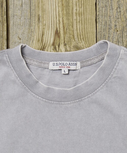 U.S. POLO ASSN.（ユーエスポロアッスン）の「U.S. POLO ASSN./ユーエスポロアッスン 別注 ワンポイント刺繍ロゴピグメントTシャツ(限定展開)(UNISEX)（Tシャツ/カットソー・メンズ・ブラック/グレー/ブラウン/ベージュ・SMALL/MEDIUM/LARGE）」の6枚目の写真