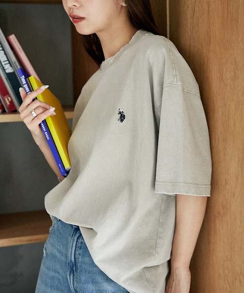 U.S. POLO ASSN.（ユーエスポロアッスン）の「U.S. POLO ASSN./ユーエスポロアッスン 別注 ワンポイント刺繍ロゴピグメントTシャツ(限定展開)(UNISEX)（Tシャツ/カットソー・メンズ・ブラック/グレー/ブラウン/ベージュ・SMALL/MEDIUM/LARGE）」の4枚目の写真