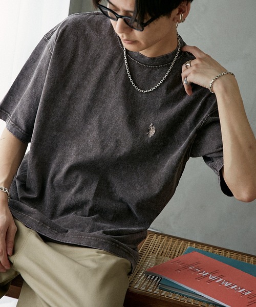 U.S. POLO ASSN.（ユーエスポロアッスン）の「U.S. POLO ASSN./ユーエスポロアッスン 別注 ワンポイント刺繍ロゴピグメントTシャツ(限定展開)(UNISEX)（Tシャツ/カットソー・メンズ・ブラック/グレー/ブラウン/ベージュ・SMALL/MEDIUM/LARGE）」の3枚目の写真