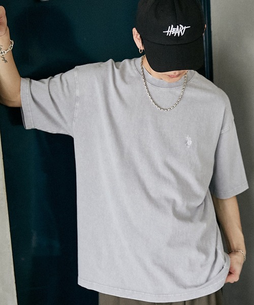 U.S. POLO ASSN.（ユーエスポロアッスン）の「U.S. POLO ASSN./ユーエスポロアッスン 別注 ワンポイント刺繍ロゴピグメントTシャツ(限定展開)(UNISEX)（Tシャツ/カットソー・メンズ・ブラック/グレー/ブラウン/ベージュ・SMALL/MEDIUM/LARGE）」の2枚目の写真