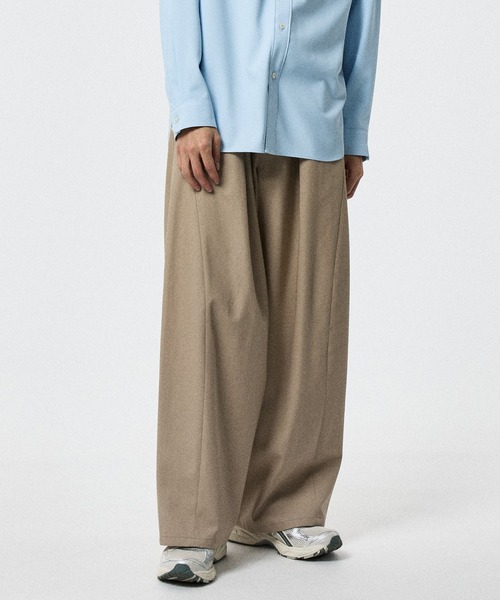 STUDIOUS(ステュディオス)の「BALLOON WIDE CHINO PANTS(チノパンツ・メンズ・ベージュ/ブラック/ダークグリーン・2/1)」の2枚目の写真