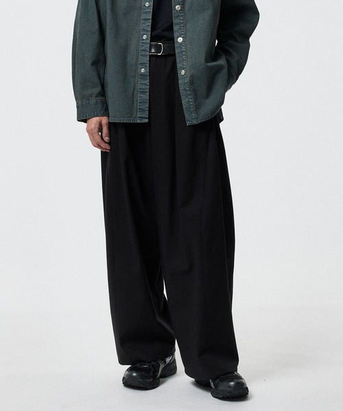 STUDIOUS(ステュディオス)の「BALLOON WIDE CHINO PANTS(チノパンツ・メンズ・ベージュ/ブラック/ダークグリーン・2/1)」の1枚目の写真