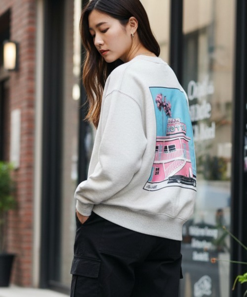 roial（ロイアル）の「CREW / ROIAL(ロイアル)デザインバックプリント長袖クルースウェット（スウェット・メンズ・チャコールグレー/オートミール/グリーン系その他3/ピンク・MEDIUM/SMALL/LARGE）」の3枚目の写真