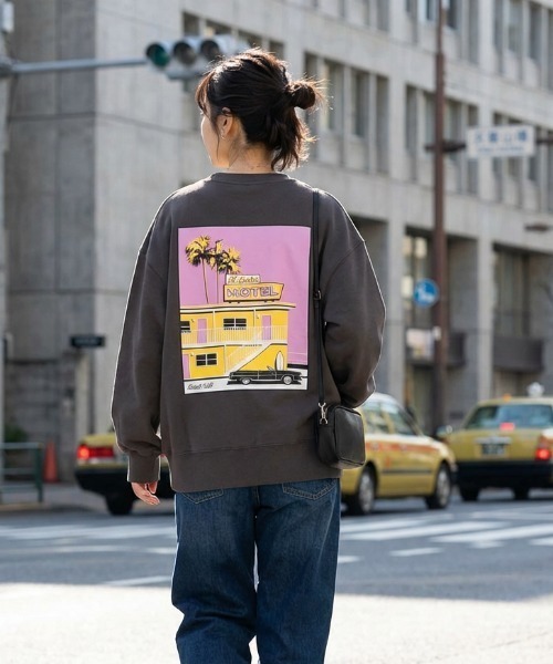 roial（ロイアル）の「CREW / ROIAL(ロイアル)デザインバックプリント長袖クルースウェット（スウェット・メンズ・チャコールグレー/オートミール/グリーン系その他3/ピンク・MEDIUM/SMALL/LARGE）」の2枚目の写真